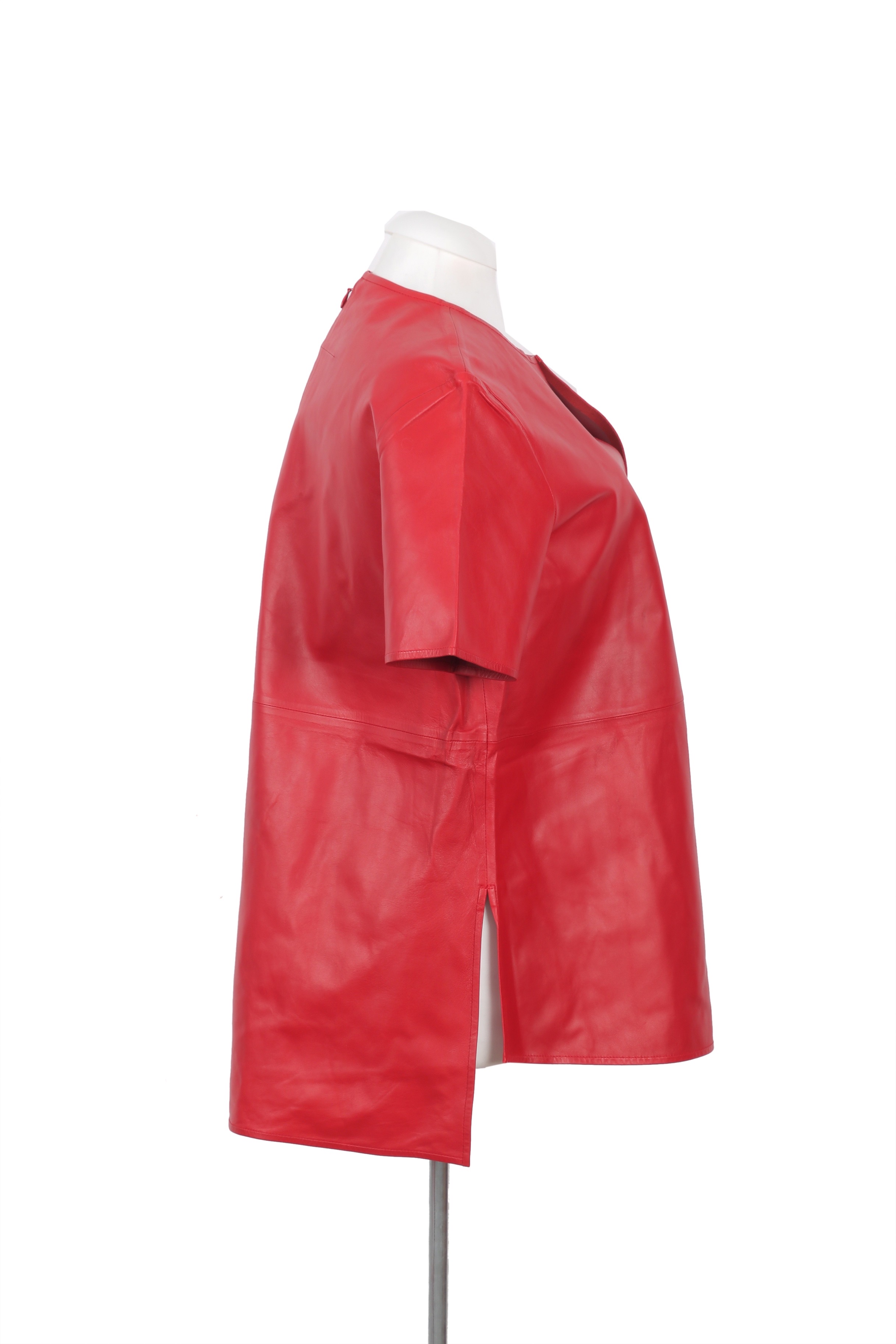 An exquisite Givenchy top crafted from 100% lambskin leather, showcasing short sleeves and a chic high-low hem