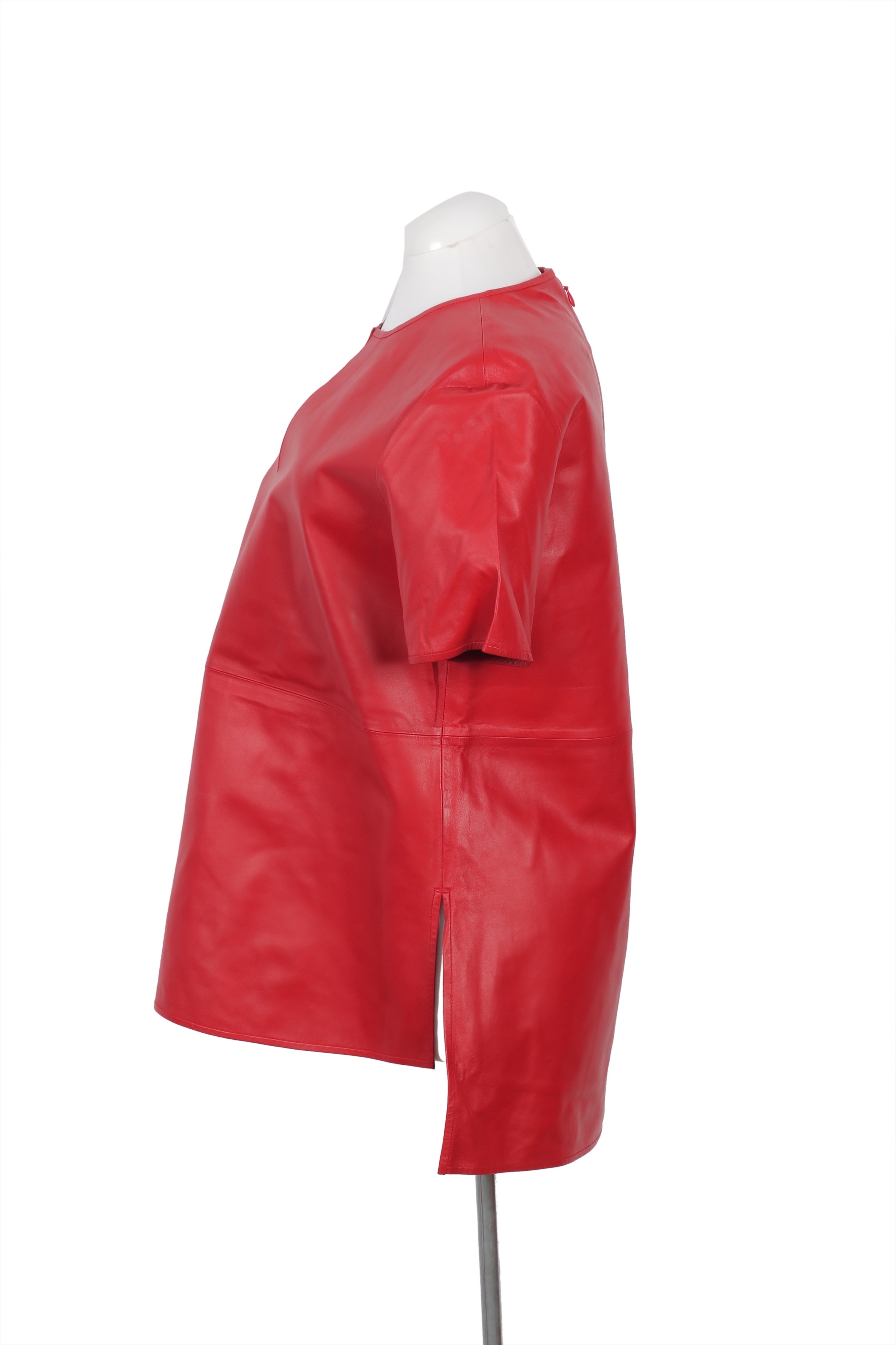 An exquisite Givenchy top crafted from 100% lambskin leather, showcasing short sleeves and a chic high-low hem